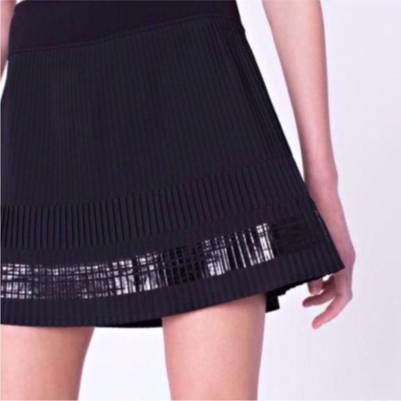 Ivivva Lululemon wide stride skirt black size 12